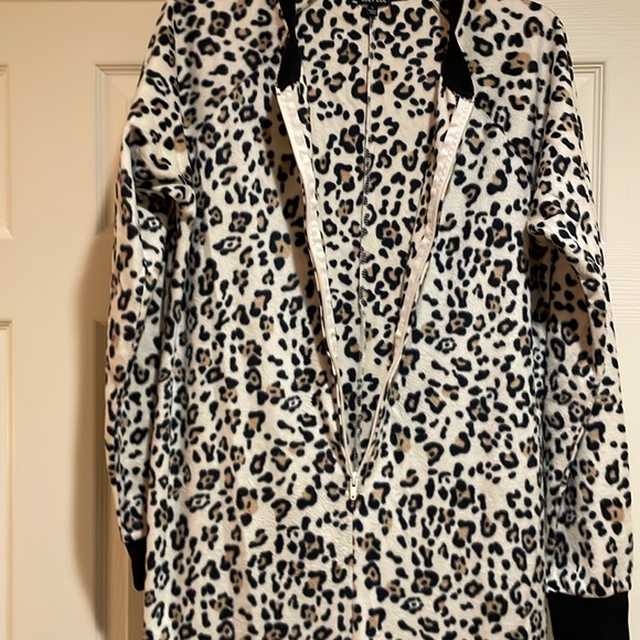 Cozy Zoe leopard onsie size large - Picture 5 of 9